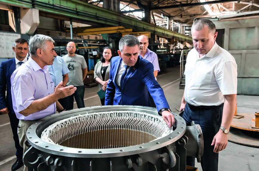 Вадим Красносельский в ходе посещения ЗАО «Электромаш»
