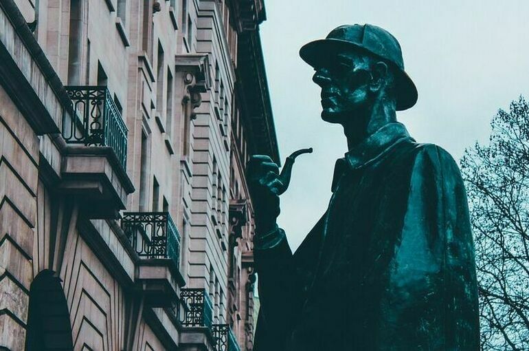 В каком музее посетителей у входа встречает полицейский