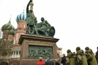 Памятник Минину и Пожарскому сняли с постамента для реставрации