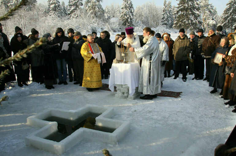 Свыше двух тысяч ярославцев участвовали в крещенских купаниях в ночь на 19 января