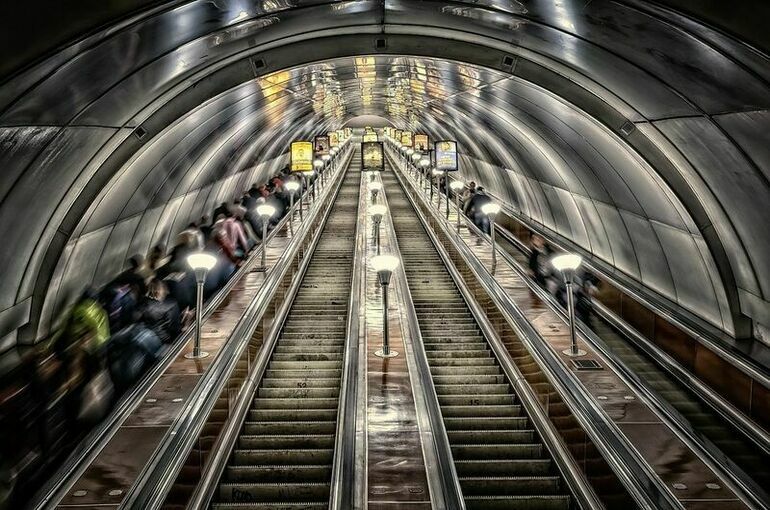 Станцию петербургского метро закрыли из-за задымления