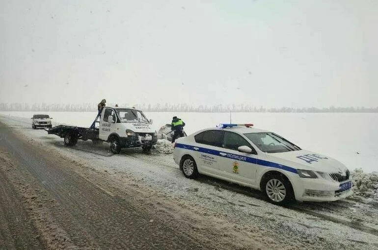 Попавшим в снежные заносы автомобилистам на Кубани помогают сотрудники ДПС