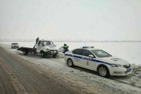 Попавшим в снежные заносы автомобилистам на Кубани помогают сотрудники ДПС