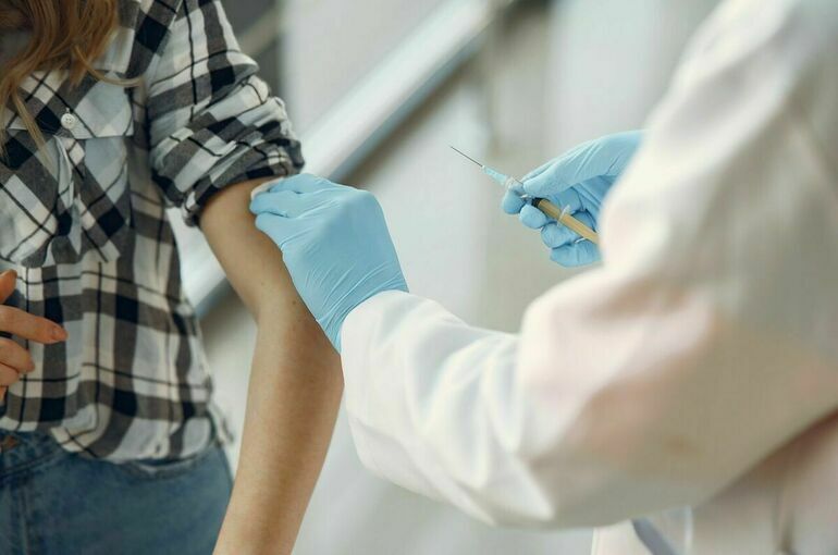 Прививку от COVID-19 сделали 70% взрослых россиян, заявили в Минздраве