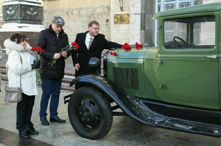 У здания МИД установили автомобиль в память о блокаде Ленинграда