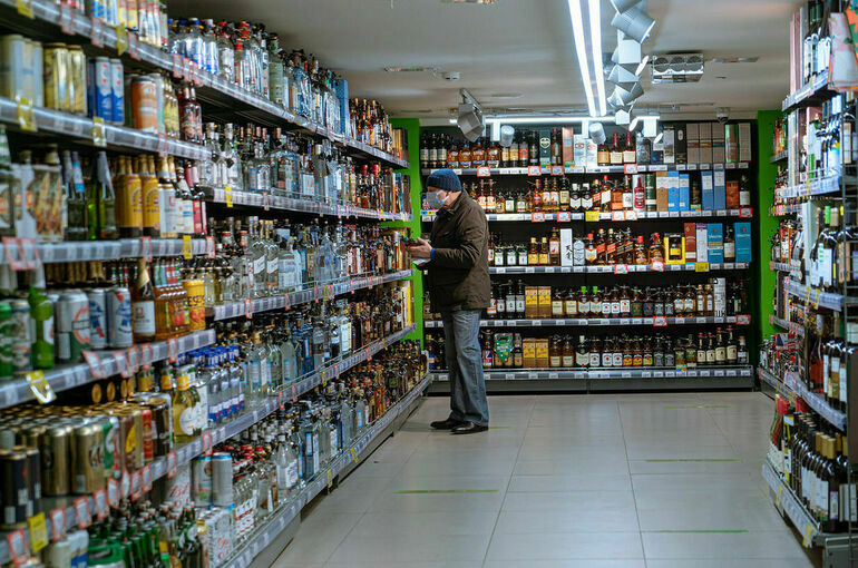 Россияне стали пить меньше водки и больше пива