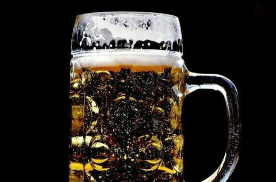 Россияне стали пить меньше водки и больше пива