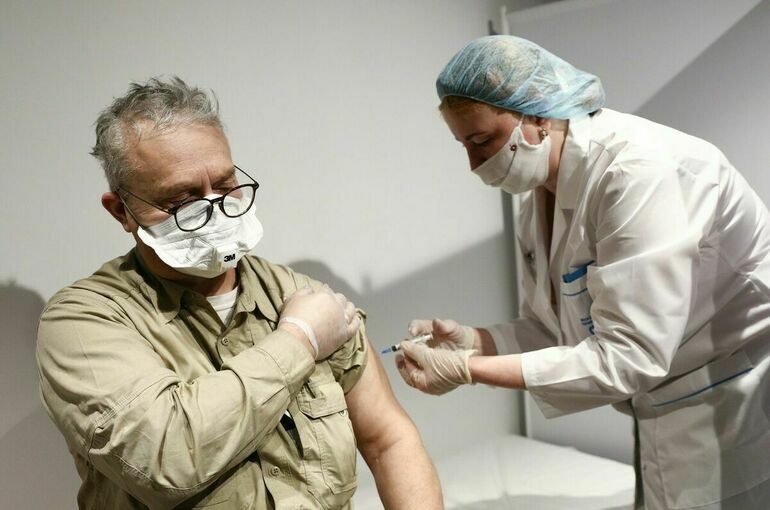 Эксперт: защита к «омикрону» снижается у вакцинированных более полугода назад