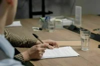 В МИД предложили открывать бюро помощи россиянам при загруженных консульствах