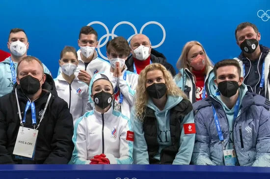 Фигуристы российской команды в ожидании оценок Камилы Валиевой.