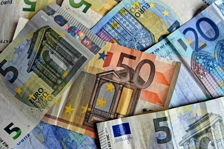 Курс евро на Мосбирже впервые с 12 января упал ниже 85 рублей 