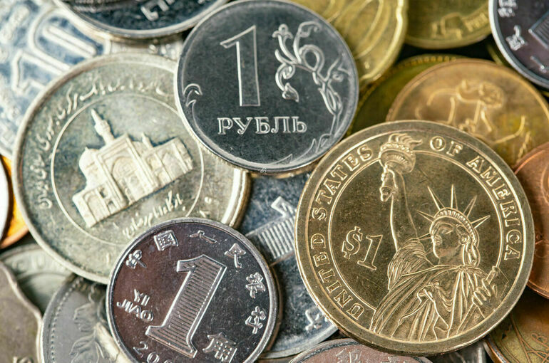 ЦБ повысил официальный курс доллара более чем на рубль