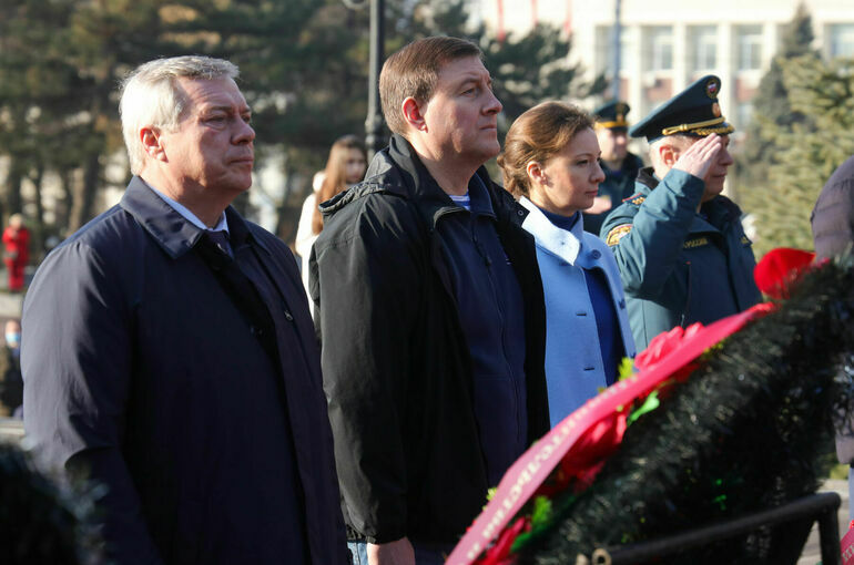 Турчак возложил цветы к мемориалам в Ростовской области и Донбассе