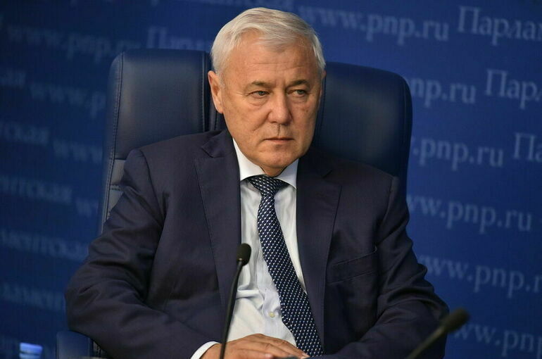 Аксаков: Стоит вкладываться в акции российских компаний, а не скупать валюту