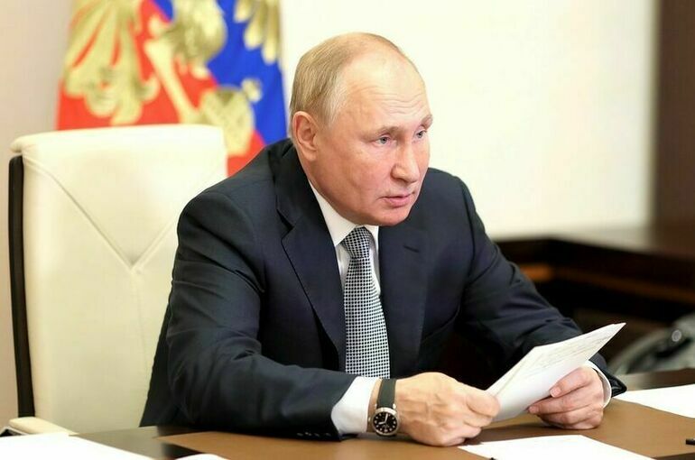 Путин запретил вывозить из России больше 10 тыс. долларов 