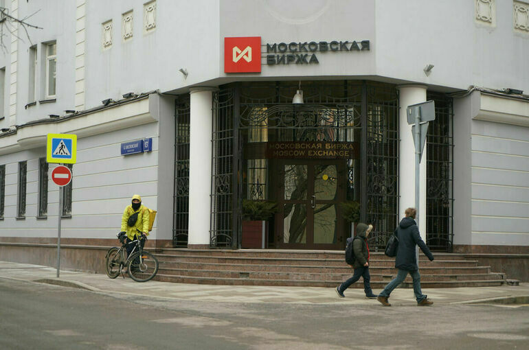 Курсы доллара и евро на Мосбирже обновили исторические максимумы