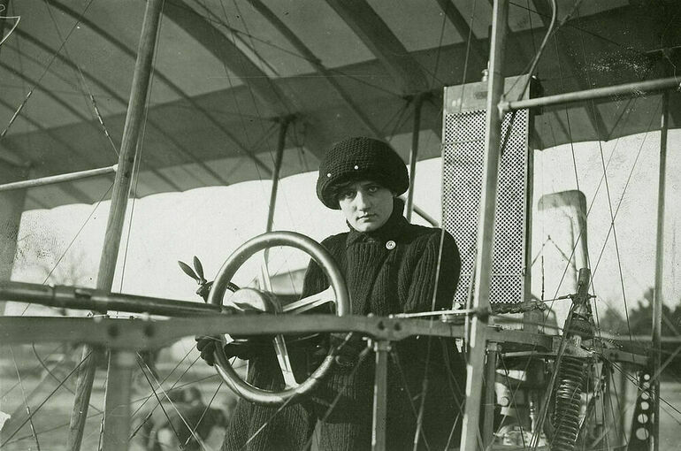 Первой женщиной-пилотом была французская баронесса