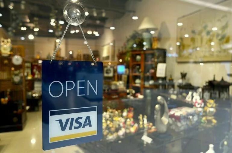 Visa на сутки продлила действие платежного клиринга по российским картам