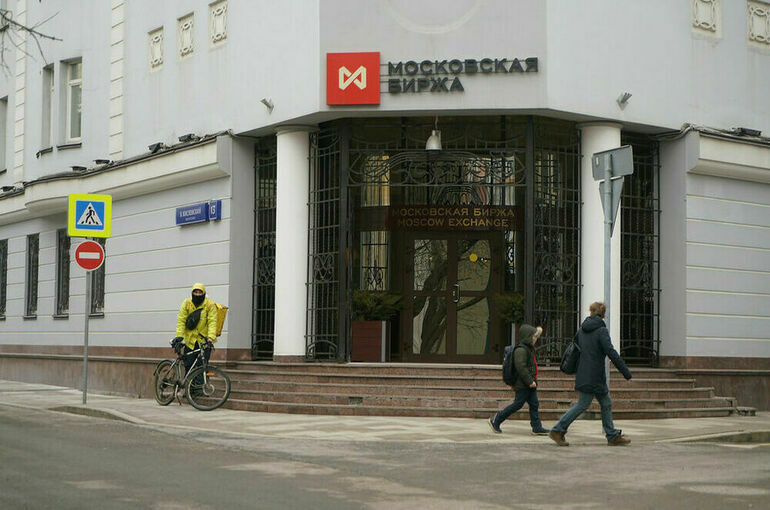 Доллар и евро обновили исторические максимумы на Мосбирже