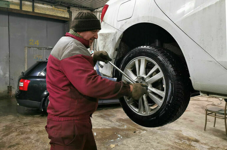 Водителям рекомендовали поменять резину в середине апреля