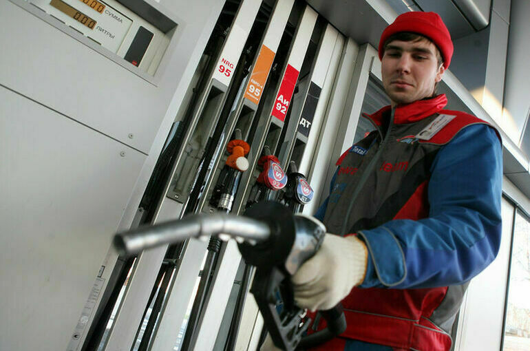 СМИ: В России начал дешеветь бензин 