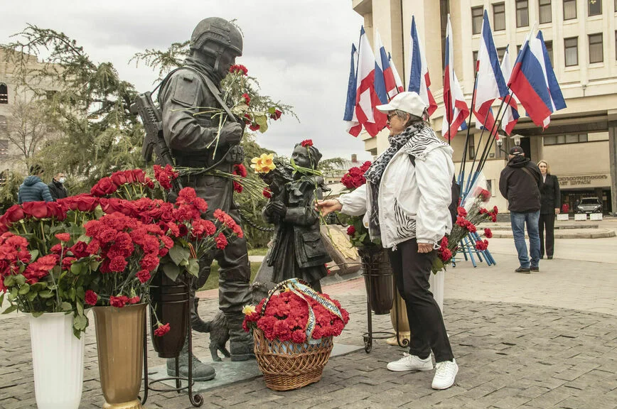 Памятник вежливым людям в Симферополе