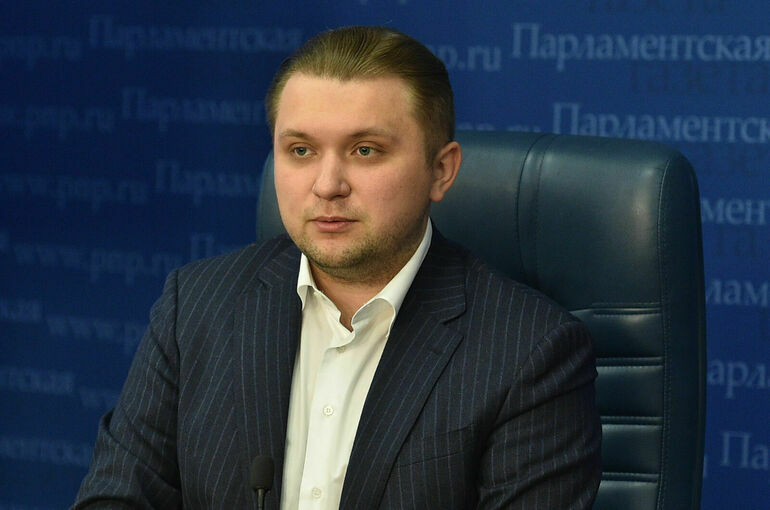 Чернышов предложил выдавать молодым семьям карты для покупки необходимых вещей