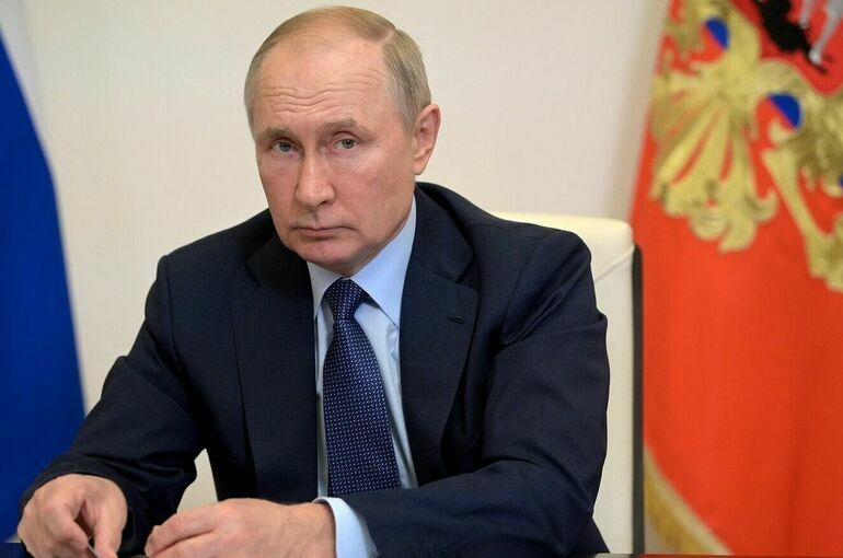 Путин объявил о повышении в ближайшее время пенсий и зарплат бюджетникам 