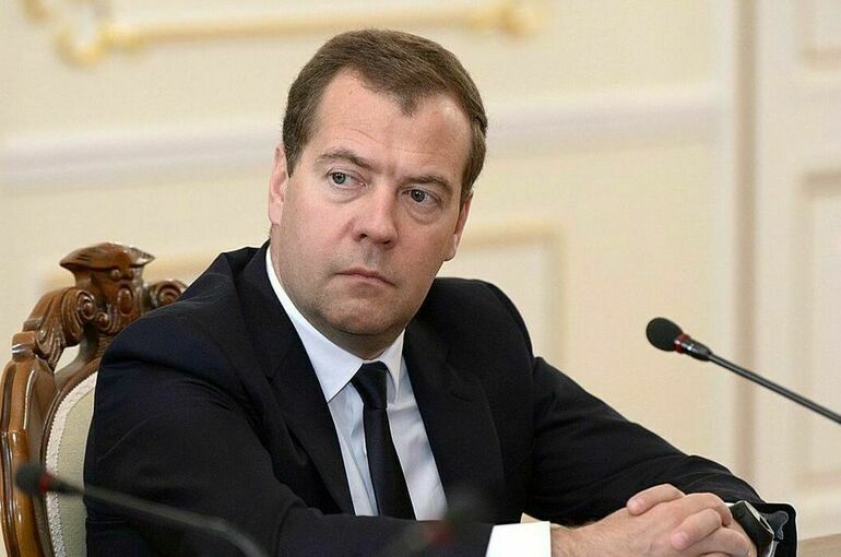Медведев: Законопроект о реестре иностранных работников готовят к внесению