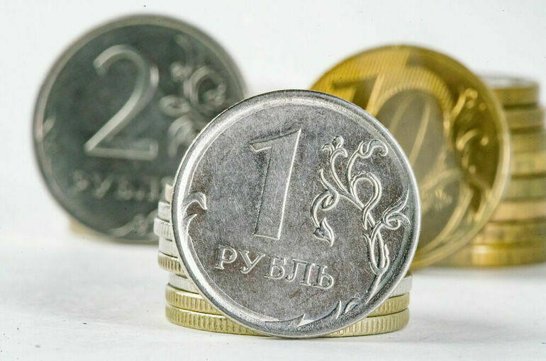 Курс рубля снизился по итогам торгов на Мосбирже