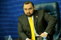 Хамзаев предложил запретить в РФ вывески на иностранных языках
