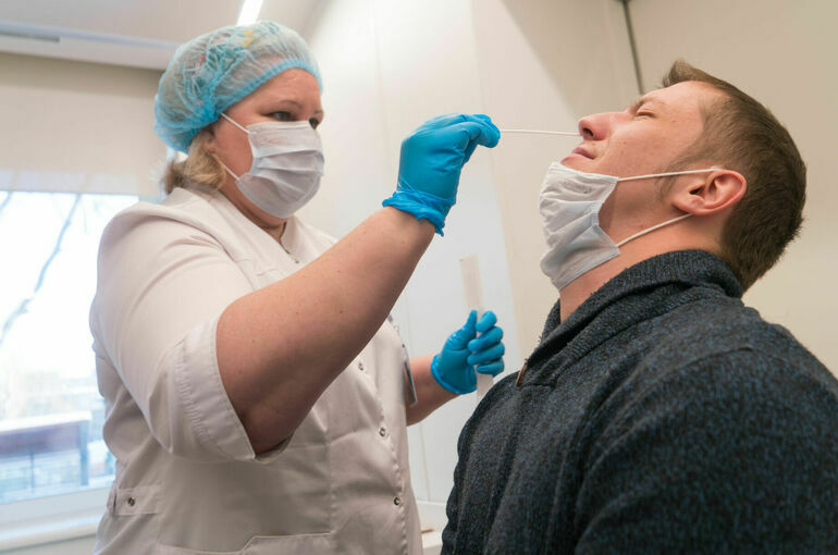 Заболеваемость COVID-19 в РФ за последний месяц снизилась в 3,7 раза