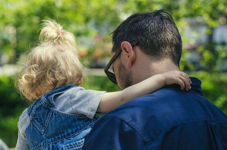 Законопроект о праве отцов в декрете на бесплатное переобучение внесли в Госдуму