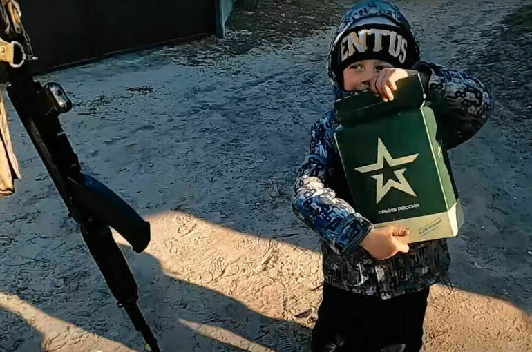 Под Киевом российские военные помогли ребенку с продуктами