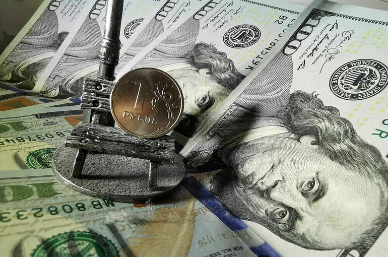 Курс доллара на Мосбирже впервые с 3 марта упал ниже 100 рублей