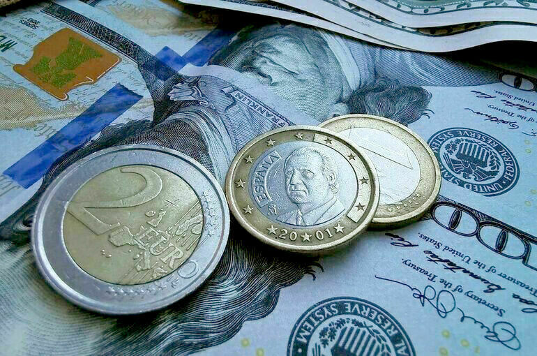 Курс евро на Мосбирже опустился ниже 100 рублей