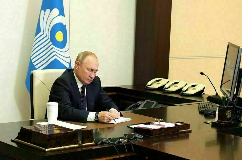 Путин подписал законы об ответственности за фейки о госорганах за рубежом