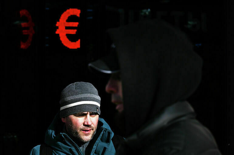 Курс евро опустился ниже 98 рублей впервые с 28 февраля