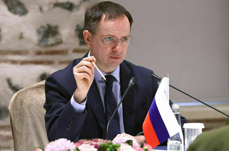 Мединский: Россия делает два шага по деэскалации конфликта