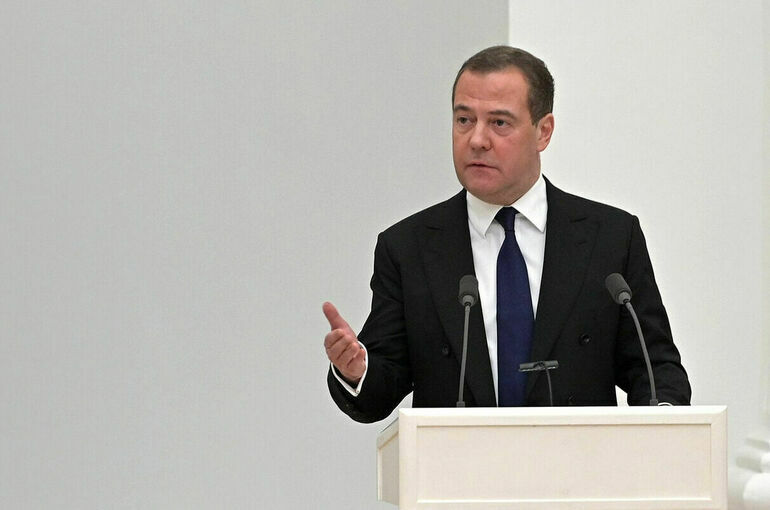Медведев: Санкции против России возвращаются на Запад бумерангом