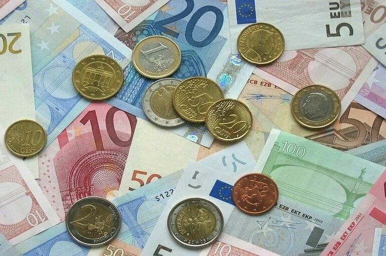 Курс евро на Мосбирже впервые с 21 февраля опустился ниже 88 рублей