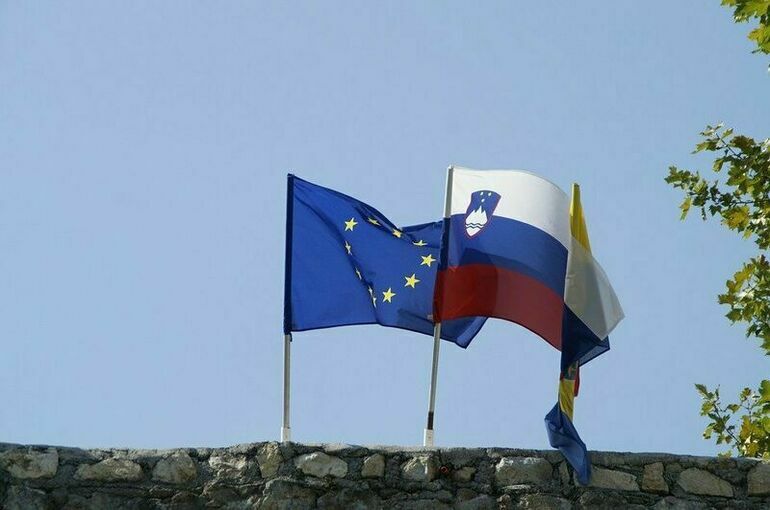 С посольства Словении в Киеве сняли флаг из-за его сходства с триколором РФ