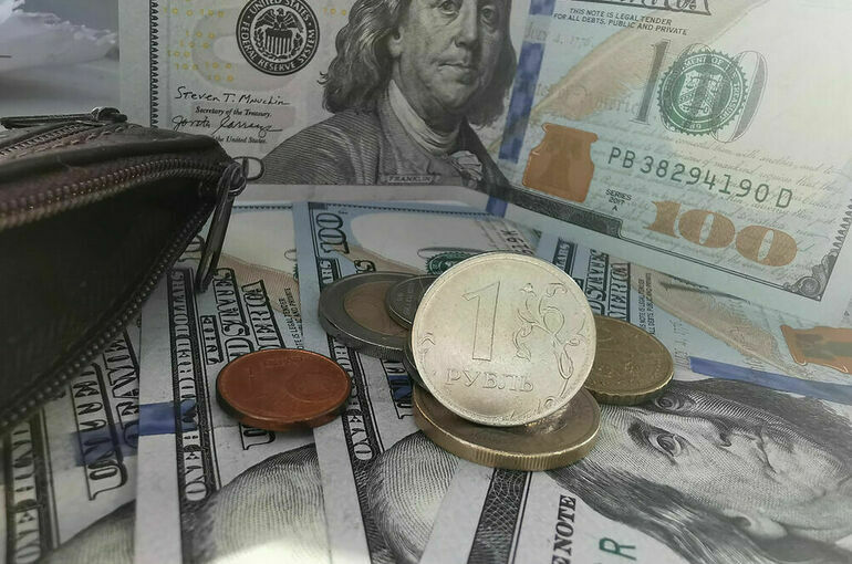 Курс доллара на Мосбирже опустился ниже 81 рубля