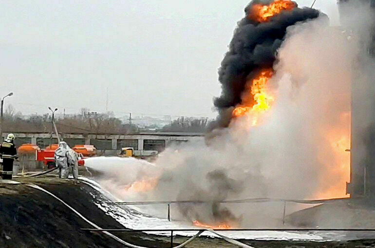 В Белгороде потушили три резервуара с топливом