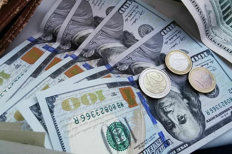 Курс доллара упал ниже 75 рублей впервые с 16 февраля