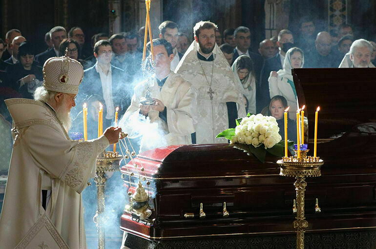 Патриарх Кирилл проводит отпевание Жириновского в Храме Христа Спасителя 