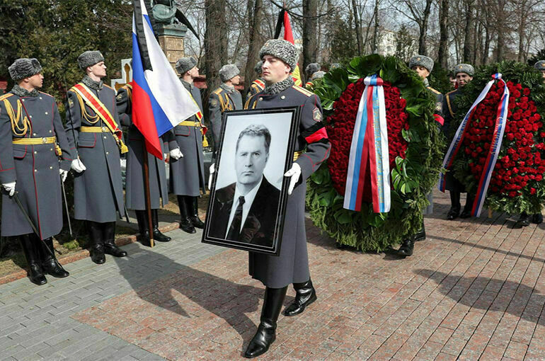 Владимира Жириновского похоронили на Новодевичьем кладбище