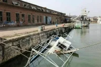 Украинские националисты захватили два корабля в порту Мариуполя