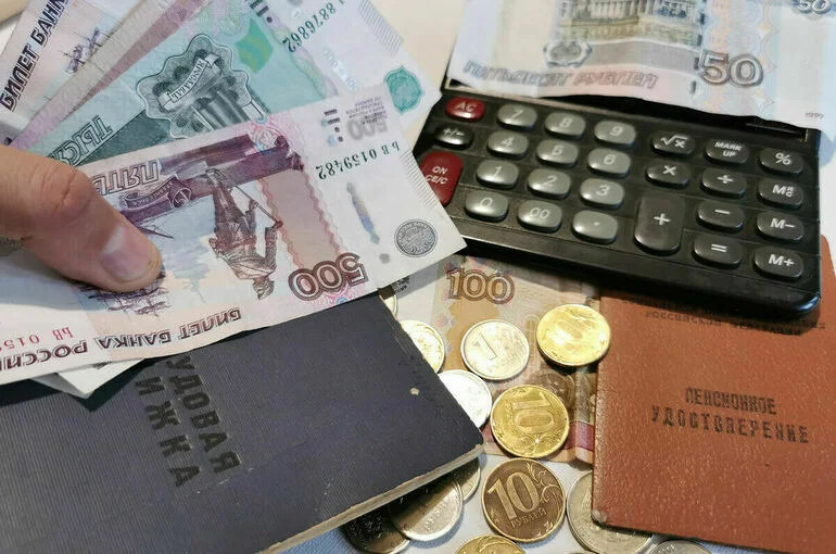 Первые пенсии стали начислять в два раза быстрее