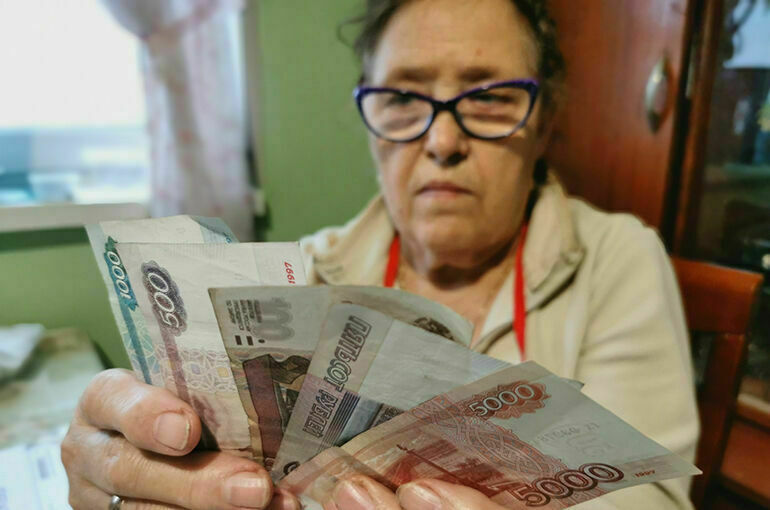 Путин поручил выработать новые предложения по индексации пенсий и МРОТ
